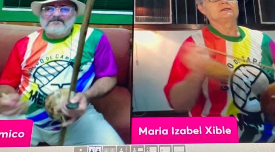 Orquestra Harmônica de Berimbaus: Universidade Livre de Estudos Culturais da Capoeira - Universidade da Capoeira - UNICAPOEIRA, Grupo de Capoeira Meia Lua - Fundado em 29 de maio de 1962 e Instituto de Educação Socioambiental - IESAMBI. Berimbaus - Toque e Canto Angola. Bella - Maria Isabel Melotti Xible. Sala de Entrar, Tigüera 360, Juiz de Fora, Minas Gerais/MG, Brasil. Registro de Capoeira Mestre Polêmico - Professor João Couto Teixeira. IMG_2181. 2,91 GB. 19h31. Quinta-feira, 04 de Novembro de 2021. HD 1080p.