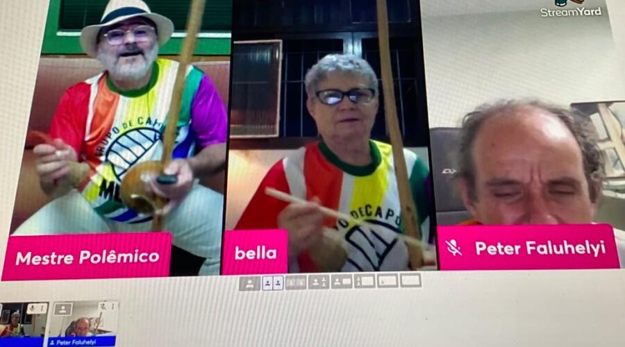 Orquestra Harmônica de Berimbaus: Universidade Livre de Estudos Culturais da Capoeira - Universidade da Capoeira - UNICAPOEIRA, Grupo de Capoeira Meia Lua - Fundado em 29 de maio de 1962 e Instituto de Educação Socioambiental - IESAMBI. Berimbaus e Canto - Variações Sonoras e Tons de Angola. Peter Faluhelyi e Bella - Maria Isabel Melotti Xible. Sala de Entrar, Tigüera 360, Juiz de Fora, Minas Gerais/MG, Brasil. Registro de Capoeira Mestre Polêmico - Professor João Couto Teixeira. IMG_5808. 7,31 GB. 19h13. Sábado, 20 de Novembro de 2021.