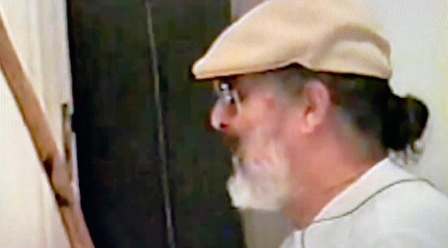 Orquestra Harmônica de Berimbaus: Universidade Livre de Estudos Culturais da Capoeira - Universidade da Capoeira - UNICAPOEIRA, Grupo de Capoeira Meia Lua - Fundado em 29 de maio de 1962 e Instituto de Educação Socioambiental - IESAMBI. Capoeira Mestres Clodoaldo Alberico Galindo de Moraes e Polêmico - Professor João Couto Teixeira, Laura Cavalieri Bisio, Bella - Maria Isabel Melotti Xible, Peter Faluhelyi, Maestro e Violinista Jorge Martins Rodrigues, Maestro e Organista Marcelo Bruno Rodrigues, Ricardo Ramalho da Silva e Fabiana Lima. Restaurante Empório Tropical, Brasília, Distrito Federal/DF, Brasil. Registro de Capoeiras Mestre Dom Ivan Zacarias Guimarães Gobbo e Estrela Dalva - Artista e Cineasta Salete Libardoni. 6,58 GB. Sábado, 12 de Setembro de 2015. HD 1080p.