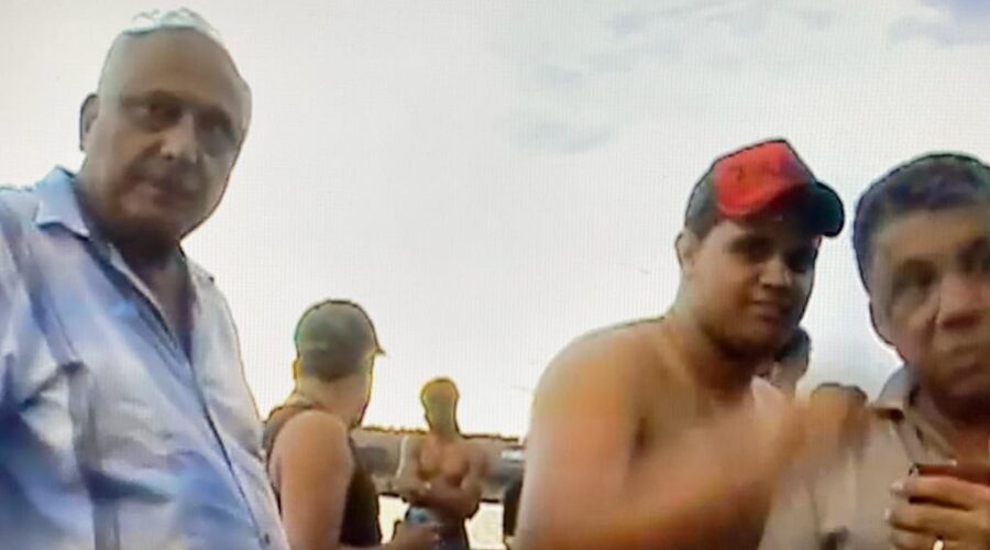 Universidade de Estudos Culturais da Capoeira - Universidade da Capoeira - UNICAPOEIRA: Instituto de Educação Socioambiental - IESAMBI. Futebol em Família. Escola, Canavieiras, Bahia/BA, Brasil. Registro de Capoeira Mestre Dom Ivan Zacarias Guimarães Gobbo. 3,49 GB. 15h36. Segunda-feira, 04 de maio de 2015. 02C. 04. avi.