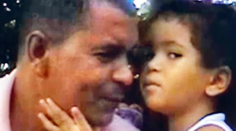 Universidade de Estudos Culturais da Capoeira - Universidade da Capoeira - UNICAPOEIRA e Instituto de Educação Socioambiental - IESAMBI: Começou o Jogo de Futebol. Escola, Canavieiras, Bahia/BA, Brasil. Registro de Capoeira Dom Ivan Zacarias Guimarães Gobbo. 254,1 MB. 15h36. Segunda-feira, 04 de maio de 2015. 02A 2. avi.