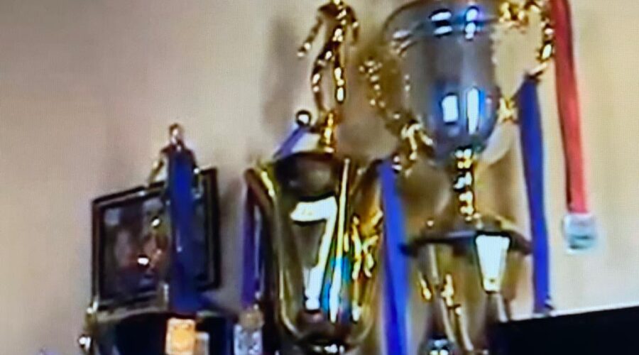 Universidade de Estudos Culturais da Capoeira - Universidade da Capoeira - UNICAPOEIRA e Instituto de Educação Socioambiental - IESAMBI: Troféus de Futebol - Escola. Canavieiras, Bahia/BA, Brasil. Registro de Capoeira Dom Ivan Zacarias Guimarães Gobbo. 254,1 MB. 15h36. Segunda-feira, 04 de maio de 2015. 01. avi.