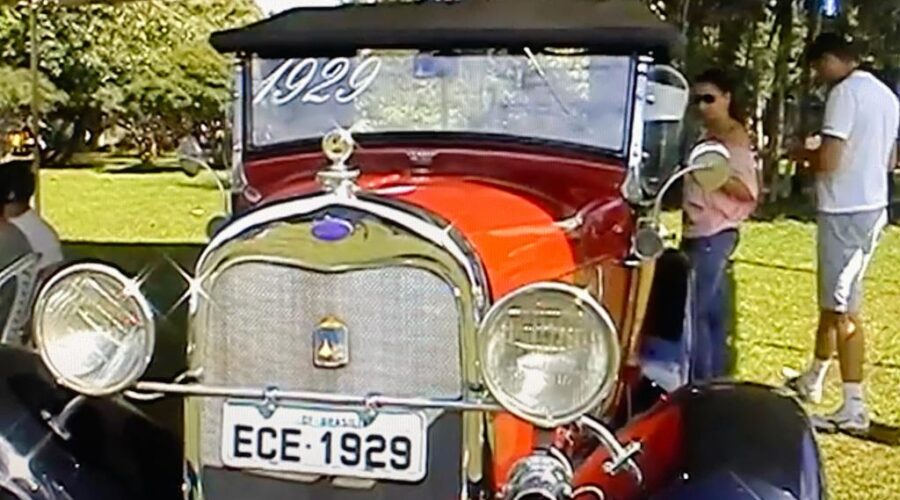 Capoeira no Zôo de Brasília: Praça Mestre Onça Tigre - Doutor Milton Freire de Carvalho. Capoeira Mestres Dom Ivan Zacarias Guimarães Gobbo e Baleado - Risomar Torres Arruda. Exposição de Carros Antigos. Distrito Federal/DF, Brasil. Registro de Capoeira Mestre Polêmico - Professor João Couto Teixeira. 69,2 MB. 14h23. Segunda-feira, 04 de maio de 2015. 03. avi.