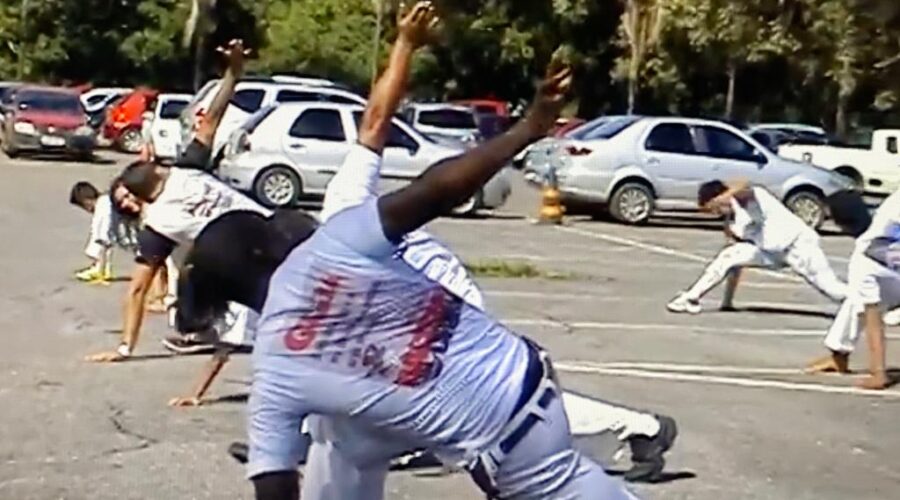 Capoeira no Zôo de Brasília: Praça Mestre Onça Tigre - Doutor Milton Freire de Carvalho. Capoeira Mestres Dom Ivan Zacarias Guimarães Gobbo e Baleado - Risomar Torres Arruda. Distrito Federal/DF, Brasil. Registro de Capoeira Mestre Polêmico - Professor João Couto Teixeira. 2,29 GB. 15h22. Segunda-feira, 04 de maio de 2015. 06. avi.