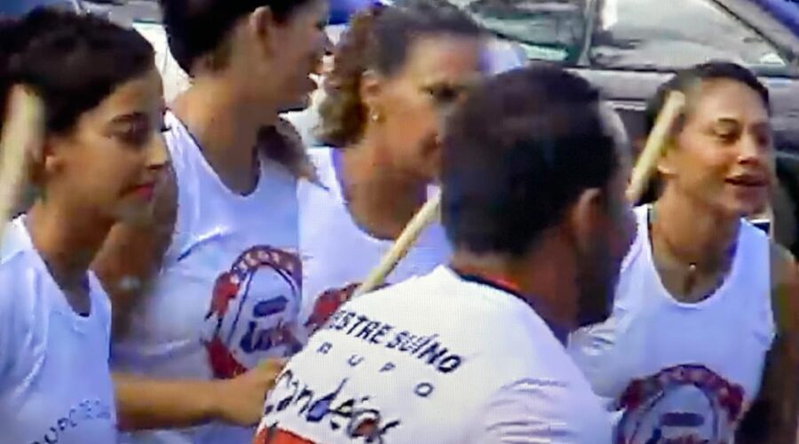 Capoeira no Zôo de Brasília: Praça Mestre Onça Tigre - Doutor Milton Freire de Carvalho. Capoeira Mestres Dom Ivan Zacarias Guimarães Gobbo e Baleado - Risomar Torres Arruda. Distrito Federal/DF, Brasil. Registro de Capoeira Mestre Polêmico - Professor João Couto Teixeira. 2,19 GB. 15h35. Segunda-feira, 04 de maio de 2015. 07. avi.