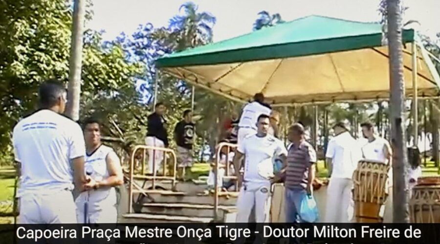 Capoeira no Zôo de Brasília: Praça Mestre Onça Tigre - Doutor Milton Freire de Carvalho. Capoeira Mestres Dom Ivan Zacarias Guimarães Gobbo e Baleado - Risomar Torres Arruda. Distrito Federal/DF, Brasil. Registro de Capoeira Mestre Polêmico - Professor João Couto Teixeira. 70,8 MB. 13h47. Segunda-feira, 04 de maio de 2015. avi. 01.