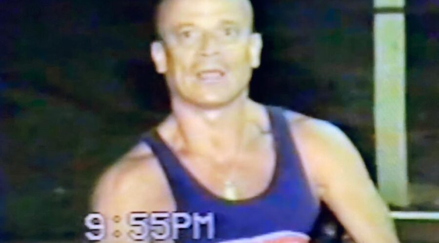 Universidade Livre de Estudos Culturais da Capoeira: Universidade da Capoeira - UNICAPOEIRA, Grupo de Capoeira Meia Lua - Fundado em 29 de maio de 1962 e Instituto de Educação Socioambiental - IESAMBI. Ensaio para a Gravação do 1º CD - Capoeira na Escola. Capoeira Mestres Hélio Tabosa de Moraes, Squisyto - Reginaldo da Silveira Costa, My Friend, Bom Menino, Zangado, Peter Faluhelyi, Lua Bonita e Colibri - Valeska. Centro de Ensino Médio Asa Norte - CEMAN e Centro de Ensino Médio Setor Leste - CEMSL, Brasília, Distrito Federal/DF, Brasil. Registro de Capoeira Mestre Polêmico - Professor João Couto Teixeira. 7,11 GB. Quarta e Quinta-feiras,13 e 14 de Maio de 1998. HD 1080p.