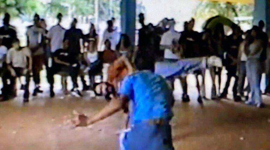 Capoeira na Escola: Universidade Livre de Estudos Culturais da Capoeira - Universidade da Capoeira - UNICAPOEIRA, Grupo de Capoeira Meia Lua - Fundado em 29 de maio de 1962 e Instituto de Educação Socioambiental - IESAMBI. Capoeira Mestre Pesado - Pedro de Abreu Neiva, Laura Cavalieri Bisio e Jácomo Queiroz. I Intervalo Cultural. Centro de Ensino Médio Setor Leste - CEMSL, Secretaria de Estado de Educação - SEE, Brasília, Distrito Federal/DF, Brasil. Registro de Capoeira Mestres Polêmico - Professor João Couto Teixeira e Dom Ivan Zacarias Guimarães Gobbo. 761,6 MB. Segunda-feira, 01 de Março de 2004.