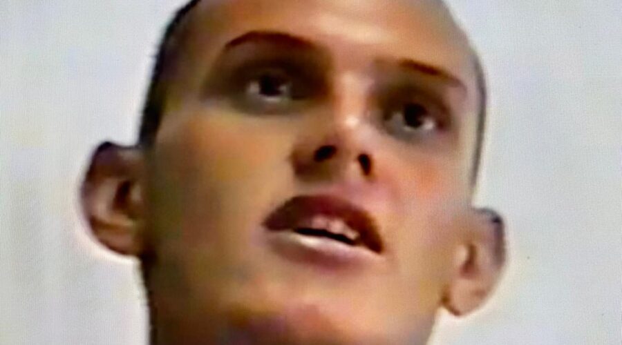 Capoeira Mestre Queijadinha d'Angola - César Augustus Barbieri e Capoeira Mestre Lambão - Jorge Fábio Paulino, que começou a aprender Capoeira com seu Irmão Professor Afobadinho - Antônio Clestes Paulino e Capoeira Mestre Fred Guaraná - Frederico Campos de Faria: Entrevista na Escola. Brasília, Distrito Federal/DF, Brasil. Registro de Capoeira Mestre Polêmico - Professor João Couto Teixeira. 962,6 MB. Terça-feira, 05 de Novembro de 2002. VTS_01_2.