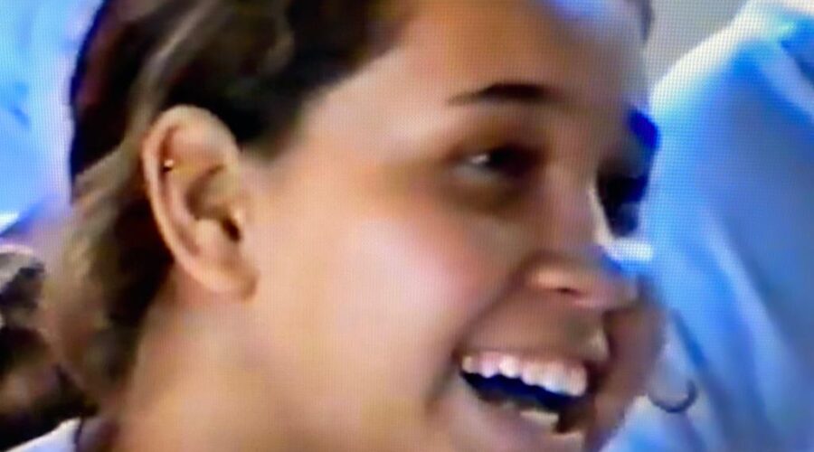 Universidade Livre de Estudos Culturais da Capoeira - Universidade da Capoeira - UNICAPOEIRA: Grupo de Capoeira Meia Lua - Fundado em 29 de maio de 1962. Instituto de Educação Socioambiental. Capoeira Mestres Queijadinha d'Angola - César Augustus Barbieri e Fred Guaraná - Frederico Campos de Faria. Entrevista na Escola. Jiu-Jitsu Ka Mestre Armando Wrietz, Paranoá. Projeto Capoeira na Escola, Centro de Ensino Médio Setor Leste - CEMSL. Capoeira Mestre Pesado - Pedro de Abreu Neiva, Capoeira Professores Jácomo Queiroz e Tamanduá - Rodrigo Sena. Brasília, Distrito Federal/DF, Brasil. Registro de Capoeira Mestres Polêmico - Professor João Couto Teixeira e Dom Ivan Zacarias Guimarães Gobbo. 962,8 MB. Terça-feira, 05 de Novembro de 2002. VTS_01_4.