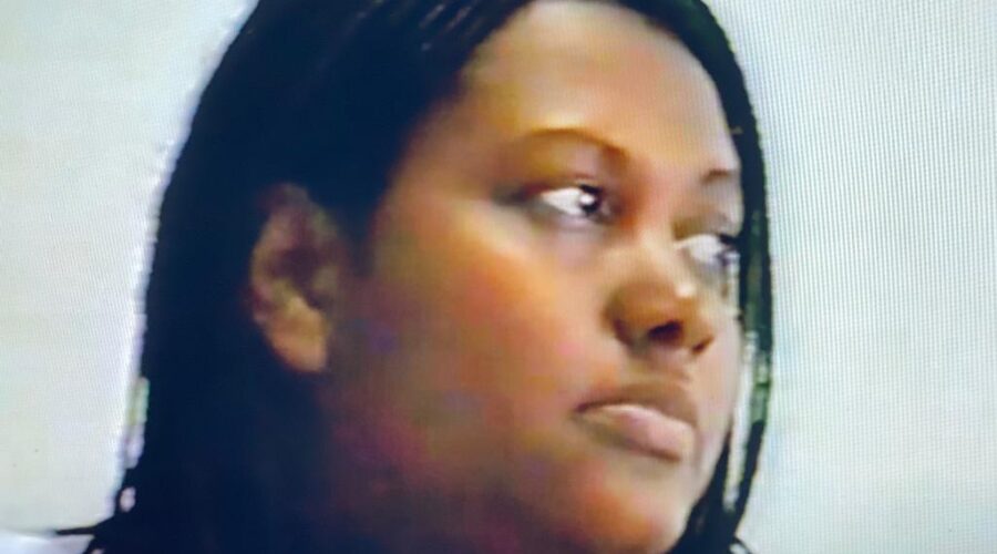 Capoeira Mestre Queijadinha d'Angola - César Augustus Barbieri e Capoeira Mestre Lambão - Jorge Fábio Paulino, que começou a aprender Capoeira com seu Irmão Professor Afobadinho - Antônio Clestes Paulino: Entrevista na Escola. Brasília, Distrito Federal/DF, Brasil. Registro de Capoeira Mestre Polêmico - Professor João Couto Teixeira. 962,8 MB. Terça-feira, 05 de Novembro de 2002. VTS_01_1.