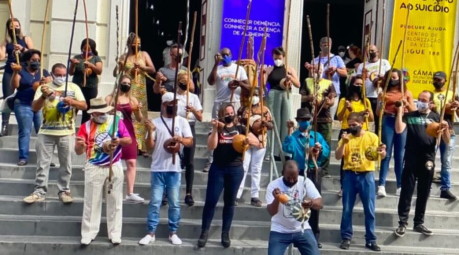 Universidade Livre de Estudos Culturais da Capoeira - Universidade da Capoeira - UNICAPOEIRA, Grupo de Capoeira Meia Lua - Fundado em 29 de maio de 1962 e Instituto de Educação Socioambiental - IESAMBI: Dia da Capoeira. Berimbalada e Outorga de Títulos de Cidadãos Beneméritos aos Mestres Reynaldo Teixeira Alves, Marco Aurélio de Moraes Barros e Clóvis Natal Goneli. Mestre Jô - João Mendes Batista Barbosa Filho. Câmara Municipal, Bairro Centro, Juiz de Fora, Minas Gerais/MG, Brasil. Registros de Capoeira Mestres Polêmico - Professor João Couto Teixeira e Cuité - Gláucio Anacleto de Almeida. IMG_1225/42. 15,97 GB. 13h37. Quinta-feira, 30 de Setembro de 2021. HD 1080p.