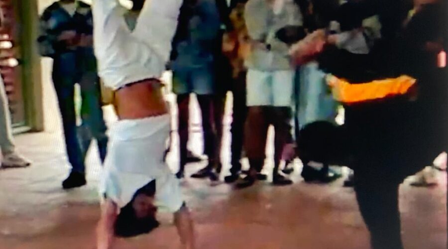 Grupo de Capoeira Meia Lua - Fundado em 29 de maio de 1962: Universidade Livre de Estudos Culturais da Capoeira - Universidade da Capoeira - UNICAPOEIRA e Instituto de Educação Socioambiental - IESAMBI. Roda de Capoeira na Escola. Capoeira Mestres Tatá - Carlos Domingos de La Bianca Bimbato e Bom Menino - Aluizio de Melo Cavalcanti Júnior. GISNO. Oficina João Valente, ao lado do Centro de Atendimento Juvenil Especializado - CAJE. Professor Paulo Sérgio - Tri. Universidade de Brasília - UnB. Reserva do Instituto Brasileiro de Geografia e Estatística - IBGE, Brasília, Distrito Federal/DF, Brasil. Registro de Capoeira Mestre Polêmico - Professor João Couto Teixeira. 962,6 MB. Quinta-feira, 05 de Dezembro de 1996. VTS_02_1. VOB.