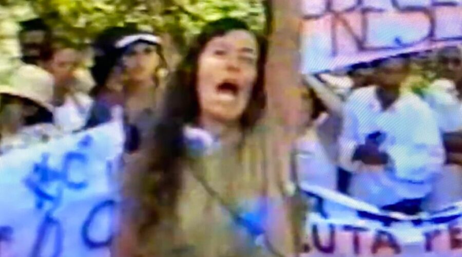 Universidade Livre de Estudos Culturais da Capoeira - Universidade da Capoeira - UNICAPOEIRA, Instituto de Educação Socioambiental - IESAMBI, Grupo de Capoeira Meia Lua - Fundado em 29 de Maio de 1962 e Projeto Margem. Bella - Maria Izabel Melotti Xible, Laura Cavalieri Bisio, Peter Faluhelyi, Peterson Gustavo Paim, Paulo Sérgio Bretas de Almeida Salles, Deputado Chico Leite e Governador Rodrigo Sobral Rollemberg. Parque Ecológico da Asa Sul, Centro de Ensino Médio Setor Leste - CEMSL, Secretaria de Estado de Educação - SEE, 613/614, Brasília, Distrito Federal/DF, Brasil. Registro de Capoeira Mestre Polêmico - Professor João Couto Teixeira. 2,86 GB. Quarta-feira, 10 de Setembro de 2003. HD 1080p.