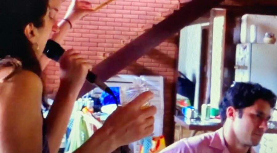 Jorge Martins Rodrigues - Violino, Mestre Polêmico - Congas, Tomás Teixeira de Souza - Violão, André Teixeira Irsigler - Pandeiro e Elisa Teixeira de Souza - Voz: Sítio Pinheiros. Braslândia, Distrito Federal/DF, Brasil. Registro de Capoeiras Estrela Dalva - Artista Plástica e Cineasta Salete Libardoni e Mestre Polêmico - Professor João Couto Teixera. IMG_5361. 2,86 GB. 13h47. Sábado, 22 de setembro de 2012. HD 720p.