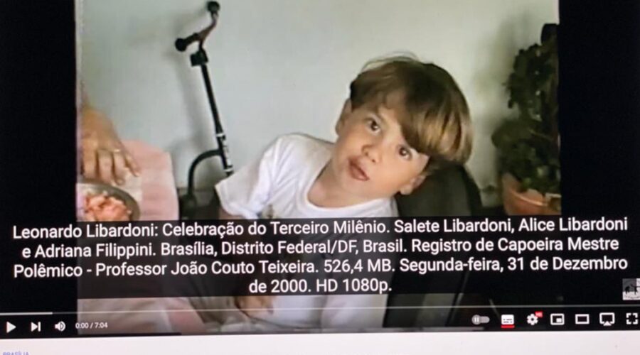 Leonardo Libardoni: Celebração do Terceiro Milênio. Salete Libardoni, Alice Libardoni e Adriana Filippini. Brasília, Distrito Federal/DF, Brasil. Registro de Capoeira Mestre Polêmico - Professor João Couto Teixeira. 526,4 MB. Segunda-feira, 31 de Dezembro de 2000. HD 1080p.