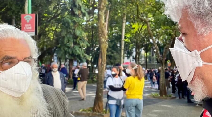 Passeata Transpartidária: Lula Presidente. Diálogo e Ação - Partido dos Trabalhadores/PT. Universidade Livre de Estudos Culturais da Capoeira - Universidade da Capoeira - UNICAPOEIRA. Grupo de Capoeira Meia Lua - Fundado em 29 de Maio de 1962. Instituto de Educação Socioambiental - IESAMBI. Parque Halfeld - Praça Antônio Carlos, Bairro Centro Histórico, Juiz de Fora, Minas Gerais/MG, Brasil. Registro de Capoeira Mestre Polêmico - Professor João Couto Teixeira. IMG_9188. 18,72 GB. 09h40. Sábado, 03 de julho de 2021. HD 1080p.