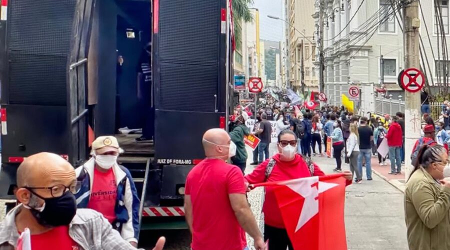 Passeata Transpartidária: Lula Presidente. Diálogo e Ação - Partido dos Trabalhadores - PT. Universidade Livre de Estudos Culturais da Capoeira - Universidade da Capoeira - UNICAPOEIRA, Grupo de Capoeira Meia Lua - Fundado em 29 de Maio de 1962 e Instituto de Educação Socioambiental - IESAMBI. Parque Halfeld - Praça da Estação, Juiz de Fora, Minas Gerais/MG, Brasil. Registro de Capoeira Mestre Polêmico - Professor João Couto Teixeira. IMG_8875. 10,18 GB. 10h31. Sábado, 19 de junho de 2021.