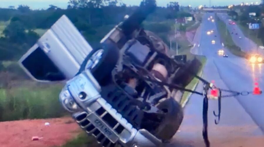 Acidente com o Mahindra, Após Som da Banda Ouro da Terra: Capoeira Mestres Dom Ivan Zacarias Guimarães Gobbo e Polêmico. Casa de Jaime de Oliveira, Arniqueiras. Colorado, Sobradinho, Distrito Federal/DF, Brasil. Registro de Capoeira Estrela Dalva - Artista Plástica e Cineasta Salete Libardoni e Capoeira Mestre Polêmico - Professor João Couto Teixeira. IMG_4063. 128,8 MB. 04h03. Sábado, 20 de maio de 2012. HD 720p.