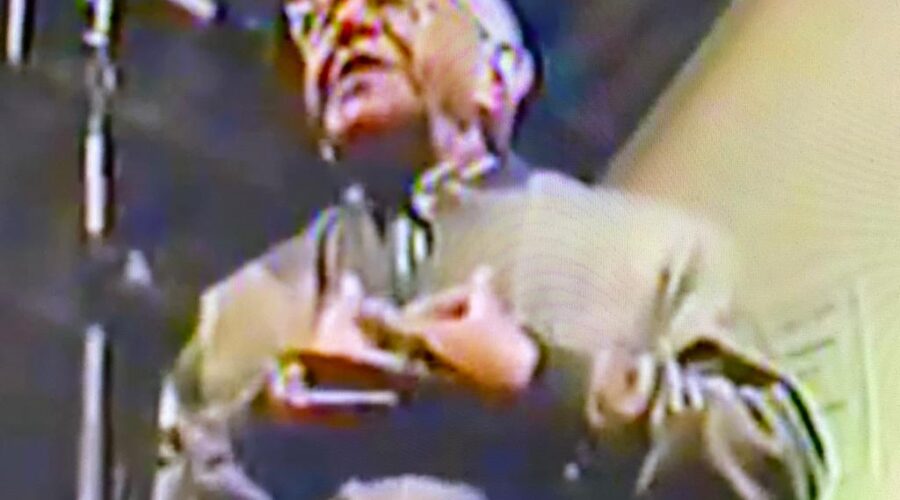 Mozart Geraldo Teixeira e Célia Couto Teixeira: Homenagem da Sociedade Mineira de Medicina. Bairro Floresta, Belo Horizonte, Minas Gerais/MG, Brasil. Organização de Marialú e Registro de Julio Cadaval Bede. 578,3 MB. 12h37. Terça-feira, 28 de dezembro de 1993. Matroska Vídeo File. VTS_01_1 .mkv.