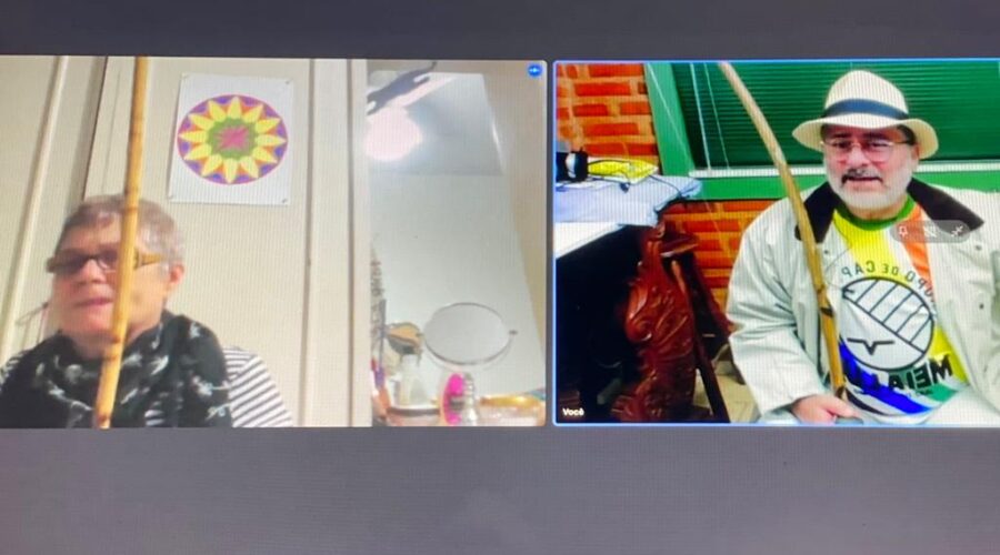 Orquestra Harmônica de Berimbaus: Universidade Livre de Estudos Culturais da Capoeira - Universidade da Capoeira - UNICAPOEIRA, Grupo de Capoeira Meia Lua - Fundado em 29 de maio de 1962 e Instituto de Educação Socioambiental - IESAMBI. Berimbau. Angola - Toque e Canto. Bella - Maria Isabel Melotti Xible. Sala de Entrar, Tigüera 360, Juiz de Fora, Minas Gerais/MG, Brasil. Registro de Capoeira Mestre Polêmico - Professor João Couto Teixeira. IMG_9179. 9,26 GB. 19h25. Quinta-feira, 01 de Julho de 2021. HD 1080p.