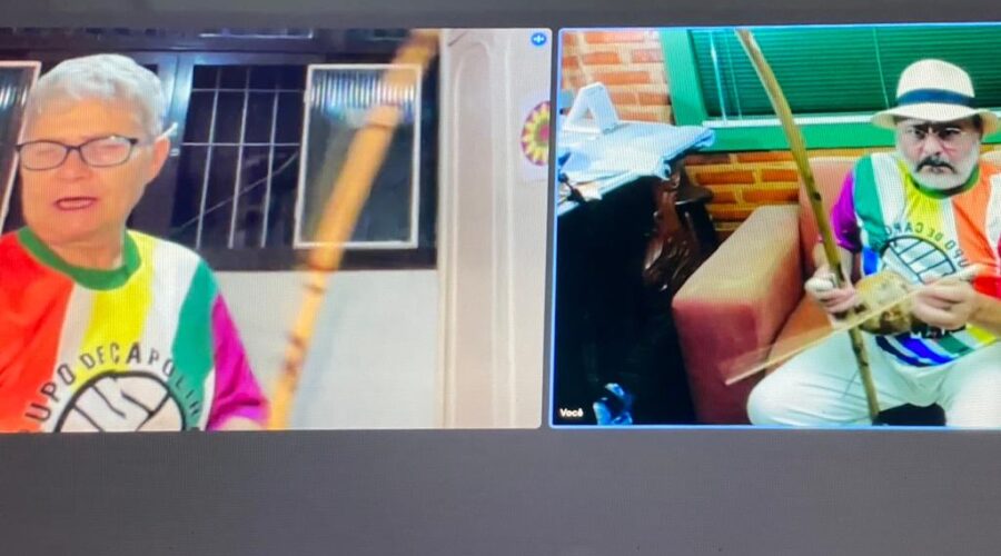 Orquestra Harmônica de Berimbaus: Universidade Livre de Estudos Culturais da Capoeira - Universidade da Capoeira - UNICAPOEIRA, Grupo de Capoeira Meia Lua - Fundado em 29 de maio de 1962 e Instituto de Educação Socioambiental - IESAMBI. Berimbaus - Baião, Toque e Primeira Variação. Bella - Maria Isabel Melotti Xible. Sala de Entrar, Tigüera 360, Juiz de Fora, Minas Gerais/MG, Brasil. Registro de Capoeira Mestre Polêmico - Professor João Couto Teixeira. IMG_1442. 5,69 GB. 19h33. Quinta-feira, 07 de Outubro de 2021. HD 1080.