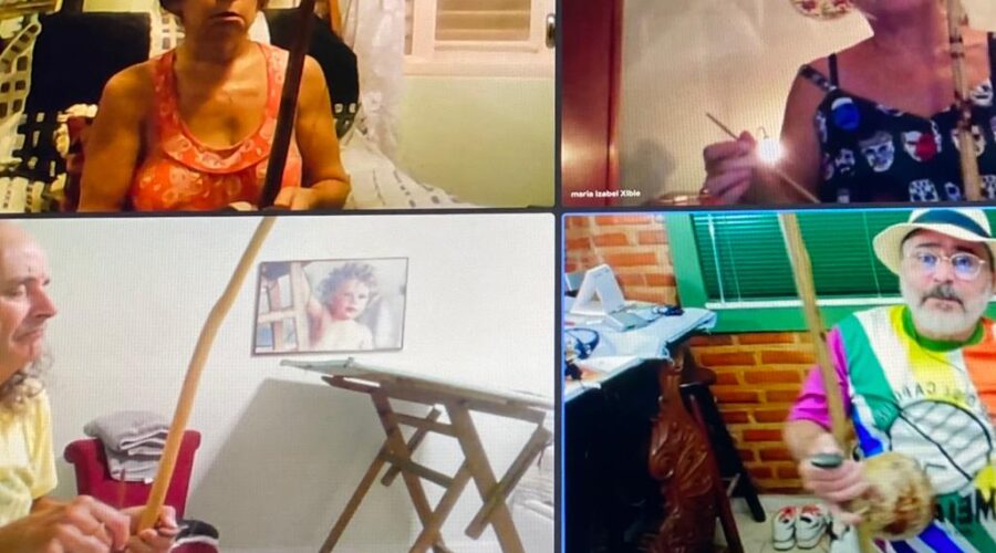 Orquestra Harmônica de Berimbaus: Universidade Livre de Estudos Culturais da Capoeira - Universidade da Capoeira - UNICAPOEIRA, Grupo de Capoeira Meia Lua - Fundado em 29 de maio de 1962 e Instituto de Educação Socioambiental - IESAMBI. Berimbaus - Baião. Timbres, Toque e Canto. Laura Cavalieri Bisio, Bella - Maria Isabel Melotti Xible e Peter Faluhelyi. Sala de Entrar, Tigüera 360, Juiz de Fora, Minas Gerais/MG, Brasil. Registro de Capoeira Mestre Polêmico - Professor João Couto Teixeira. IMG_1110. 3,6 GB. 18h30. Sábado, 25 de Setembro de 2021. HD 1080.