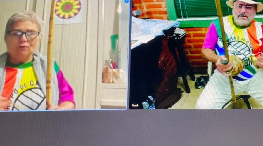 Orquestra Harmônica de Berimbaus: Universidade Livre de Estudos Culturais da Capoeira - Universidade da Capoeira - UNICAPOEIRA, Grupo de Capoeira Meia Lua - Fundado em 29 de maio de 1962 e Instituto de Educação Socioambiental - IESAMBI. Bella - Maria Izabel Melotti Xible e Peter Faluhelyi. Sala de Entrar, Tigüera 360, Juiz de Fora, Minas Gerais/MG, Brasil. Registro de Capoeira Mestre Polêmico - Professor João Couto Teixeira. IMG_8539. 371,1 MB. 18h21. Quinta-feira, 19 de Agosto de 2021. HD 1080p.