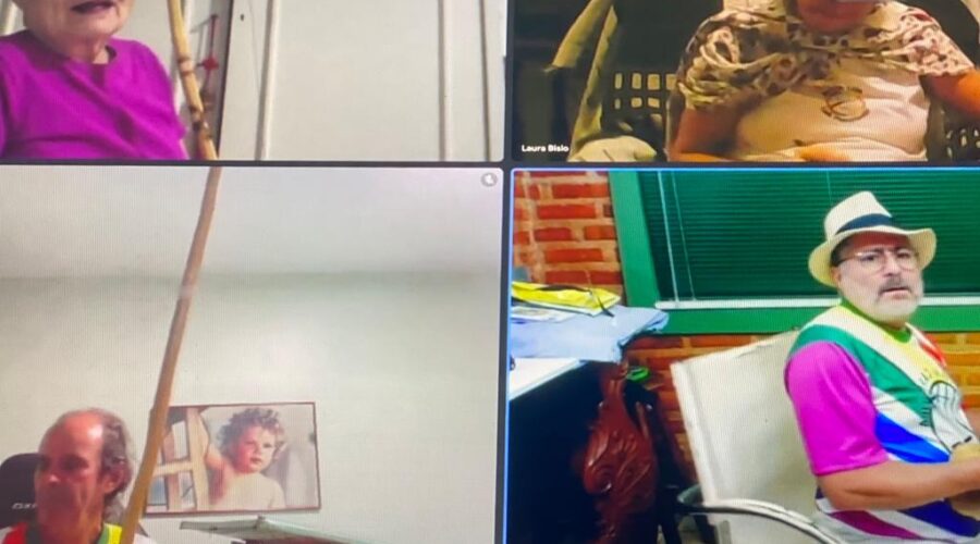 Orquestra Harmônica de Berimbaus: Universidade Livre de Estudos Culturais da Capoeira - Universidade da Capoeira - UNICAPOEIRA, Grupo de Capoeira Meia Lua - Fundado em 29 de maio de 1962 e Instituto de Educação Socioambiental - IESAMBI. Bella - Maria Izabel Melotti Xible, Peter Faluhelyi e Laura Cavalieri Bisio. Sala de Entrar, Tigüera 360, Juiz de Fora, Minas Gerais/MG, Brasil. Registro de Capoeira Mestre Polêmico - Professor João Couto Teixeira. IMG_9122. 7,12 GB. 18h32. Sábado, 26 de Junho de 2021. HD 1080p.