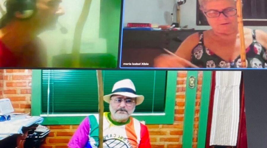 Orquestra Harmônica de Berimbaus: Universidade Livre de Estudos Culturais da Capoeira - Universidade da Capoeira - UNICAPOEIRA, Grupo de Capoeira Meia Lua - Fundado em 29 de maio de 1962 e Instituto de Educação Socioambiental - IESAMBI. Panha Laranja no Chão Tico-tico. Peter Faluhelyi e Bella - Maria Izabel Melotti Xible. Sala de Entrar, Tigüera 360, Juiz de Fora, Minas Gerais/MG, Brasil. Registro de Capoeira Mestre Polêmico - Professor João Couto Teixeira. IMG_0339. 4,86 GB. 19h33. Quinta-feira, 26 de Agosto de 2021. HD 1080p.