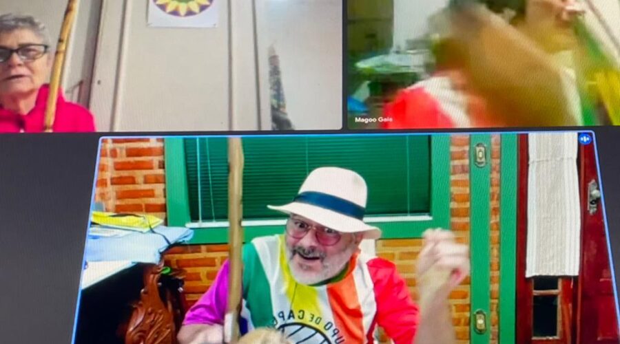 Orquestra Harmônica de Berimbaus: Universidade Livre de Estudos Culturais da Capoeira - Universidade da Capoeira - UNICAPOEIRA, Grupo de Capoeira Meia Lua - Fundado em 29 de Maio de 1962 e Instituto de Educação Socioambiental - IESAMBI. Bella - Maria Isabel Melotti Xibler e Peter Faluhelyi. Sala de Entrar, Tigüera 360, Juiz de Fora, Minas Gerais/MG, Brasil. Registro de Capoeira Mestre Polêmico - Professor João Couto Teixeira. IMG_9095. 2,93 GB. 19h08. Quinta-feira, 24 de junho de 2021. HD 1080p.