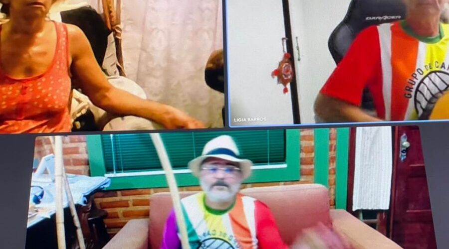 Orquestra Harmônica de Berimbaus: Universidade Livre de Estudos Culturais da Capoeira - Universidade da Capoeira - UNICAPOEIRA, Grupo de Capoeira Meia Lua - Fundado em 29 de maio de 1962 e Instituto de Educação Socioambiental - IESAMBI. Berimbaus e Violão. Fragmentos de Baião, Amazonas, Santa Maria e Iúna Mandingueira. Toque e Canto. Laura Cavalieri Bisio e Peter Faluhelyi. Sala de Entrar, Tigüera 360, Juiz de Fora, Minas Gerais/MG, Brasil. Registro de Capoeira Mestre Polêmico - Professor João Couto Teixeira. IMG_1282. 4,41 GB. 18h30. Sábado, 02 de Outubro de 2021.