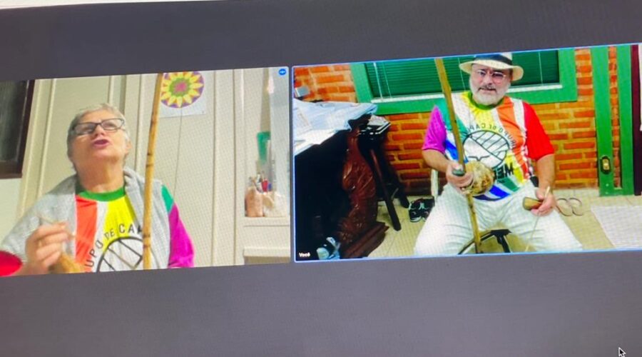 Orquestra Harmônica de Berimbaus: Universidade Livre de Estudos Culturais da Capoeira - Universidade da Capoeira - UNICAPOEIRA, Grupo de Capoeira Meia Lua - Fundado em 29 de maio de 1962, Instituto de Educação Socioambiental - IESAMBI. Capoeira na Escola. São Bento Pequeno. Bella - Maria Izabel Melotti Xible e Peter Faluhelyi. Sala de Entrar, Tigüera 360, Juiz de Fora, Minas Gerais/MG, Brasil. Registro de Capoeira Mestre Polêmico - Professor João Couto Teixeira. IMG_0175. 6,34 GB. 19h33. Quinta-feira, 19 de Agosto de 2021. HD 1080p.