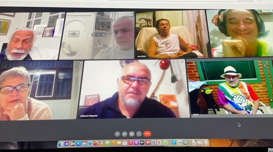 Capoeira Mestre André Luiz Lacé Lopes: Orquestra Harmônica de Berimbaus. Universidade Livre de Estudos Culturais da Capoeira - Universidade da Capoeira - UNICAPOEIRA, Grupo de Capoeira Meia Lua - Fundado em 29 de Maio de 1962 e Instituto de Educação Socioambiental - IESAMBI. Xico - Francisco de Assis Couto Teixeira, Bilinho - Domingos Couto Teixeira, Henrique Couto Teixeira, Peter Faluhelyi, Laura Cavalieri Bisio, Bella - Maria Isabel Melotti Xible e Capoeira Mestre Paradinha - Escritor Jefferson Gomes Nogueira. Sala de Entrar, Tigüera 360, Juiz de Fora, Minas Gerais/MG, Brasil. Registro de Capoeira Mestre Polêmico - Professor João Couto Teixeira. IMG_8891. 11,85 GB. 18h36. Sábado, 19 de junho de 2021.