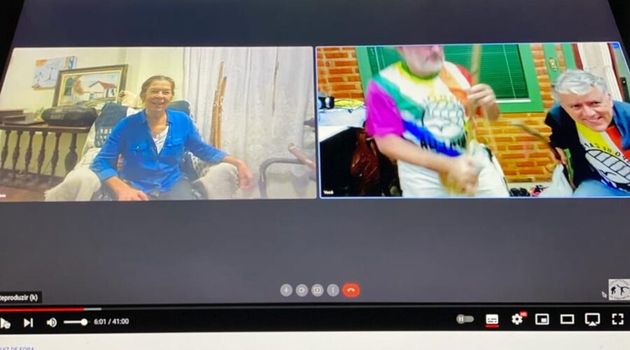 Orquestra Harmônica de Berimbaus: Universidade Livre de Estudos Culturais da Capoeira - Universidade da Capoeira - UNICAPOEIRA. Instituto de Educação Socioambiental - IESAMBI. Grupo de Capoeira Meia Lua - Fundado em 29 de maio de 1962. Laura Cavalieri Bisio - Berimbau, Xico - Francisco de Assis Couto Teixeira - Congas, Têvo - Estêvão Couto Teixeira - Flauta e Quinho - Henrique Couto Teixeira - Berimbau e Congas. Sala de Entrar, Tigüera 360, Juiz de Fora, Minas Gerais/MG, Brasil. Registro de Capoeira Mestre Polêmico - Professor João Couto Teixeira. IMG_0976. 4,66 GB. 18h31. Sábado, 03 de julho de 2021. HD 1080p.