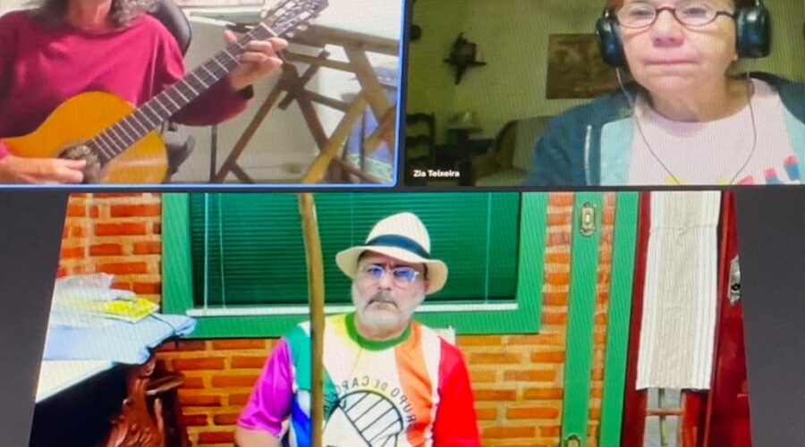 Orquestra Harmônica de Berimbaus: Universidade Livre de Estudos Culturais da Capoeira - Universidade da Capoeira - UNICAPOEIRA, Grupo de Capoeira Meia Lua - Fundado em 29 de maio de 1962 e Instituto de Educação Socioambiental - IESAMBI. Peter Faluhelyi e Marialú. Sala de Entrar, Tigüera 360, Juiz de Fora, Minas Gerais/MG, Brasil. Registro de Capoeira Mestre Polêmico - Professor João Couto Teixeira. IMG_9561. 4,43 GB. 18h38. Sábado, 17 de julho de 2021. HD 1080p.