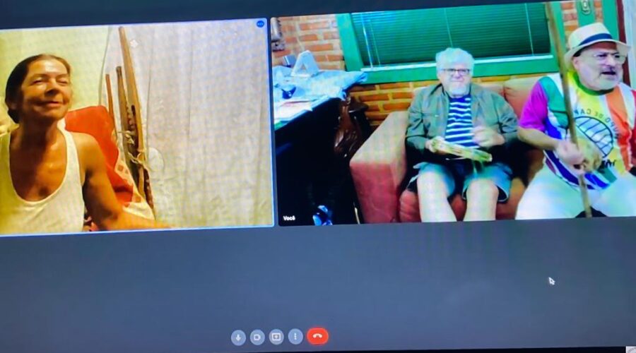 Orquestra Harmônica de Berimbaus: Universidade Livre de Estudos Culturais da Capoeira - Universidade da Capoeira - UNICAPOEIRA, Grupo de Capoeira Meia Lua - Fundado em 29 de maio de 1962 e Instituto de Educação Socioambiental - IESAMBI. Berimbaus e Pandeiro - Iúna Mandingueira, Santa Maria, Baião e Outros. Timbres, Toque e Canto. Xico - Francisco de Assis Couto Teixeira e Laura Cavalieri Bisio. Sala de Entrar, Tigüera 360, Juiz de Fora, Minas Gerais/MG, Brasil. Registro de Capoeira Mestre Polêmico - Professor João Couto Teixeira. IMG_5480. 4,21 GB. 18h28. Sábado, 09 de Outubro de 2021. HD 1080p.