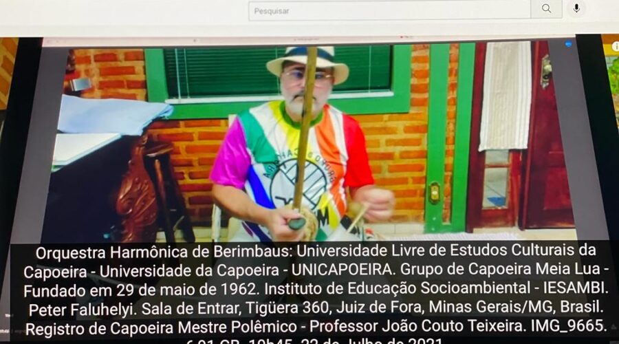 Orquestra Harmônica de Berimbaus: Universidade Livre de Estudos Culturais da Capoeira - Universidade da Capoeira - UNICAPOEIRA, Grupo de Capoeira Meia Lua - Fundado em 29 de maio de 1962 e Instituto de Educação Socioambiental - IESAMBI. Peter Faluhelyi. Sala de Entrar, Tigüera 360, Juiz de Fora, Minas Gerais/MG, Brasil. Registro de Capoeira Mestre Polêmico - Professor João Couto Teixeira. IMG_9665. 6,91 GB. 19h45. Quinta-feira, 22 de Julho de 2021.