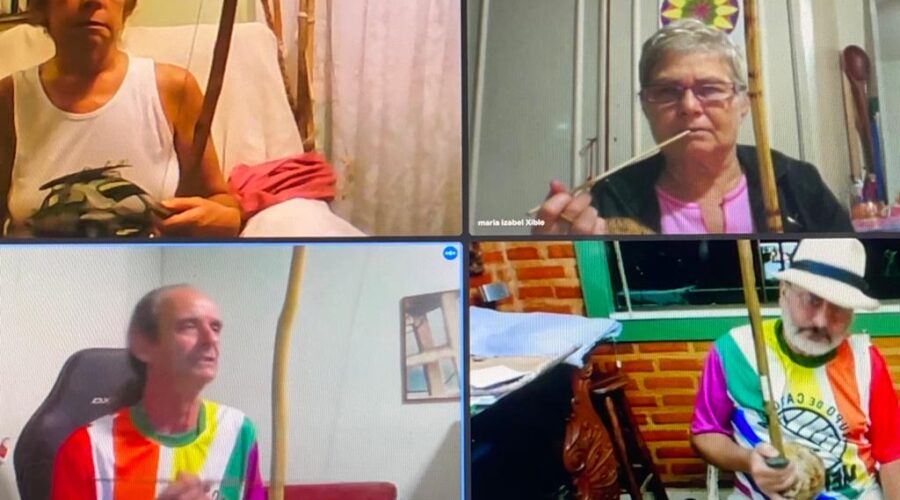 Orquestra Harmônica de Berimbaus: Universidade Livre de Estudos Culturais da Capoeira - Universidade da Capoeira - UNICAPOEIRA, Grupo de Capoeira Meia Lua - Fundado em 29 de maio de 1962 e Instituto de Educação Socioambiental - IESAMBI. Berimbau. Santa Maria - Toque e Canto. Bella - Maria Isabel Melotti Xible, Laura Cavalieri Bisio e Peter Faluhelyi. Sala de Entrar, Tigüera 360, Juiz de Fora, Minas Gerais/MG, Brasil. Registro de Capoeira Mestre Polêmico - Professor João Couto Teixeira. IMG_9875. 4,77 GB. 18h35. Sábado, 31 de Julho de 2021. HD 1080p.