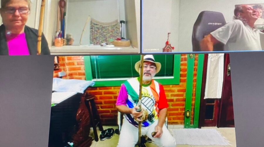 Orquestra Harmônica de Berimbaus: Universidade Livre de Estudos Culturais da Capoeira - Universidade da Capoeira - UNICAPOEIRA, Grupo de Capoeira Meia Lua - Fundado em 29 de maio de 1962 e Instituto de Educação Socioambiental - IESAMBI. Berimbau. Santa Maria - Toque e Canto. Bella - Maria Isabel Melotti Xible e Peter Faluhelyi. Sala de Entrar, Tigüera 360, Juiz de Fora, Minas Gerais/MG, Brasil. Registro de Capoeira Mestre Polêmico - Professor João Couto Teixeira. IMG_9842. 6,85 GB. 19h35. Quinta-feira, 29 de Julho de 2021. HD 1080p.