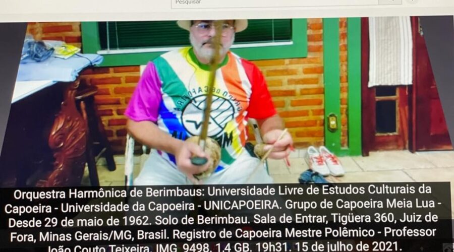 Orquestra Harmônica de Berimbaus: Universidade Livre de Estudos Culturais da Capoeira - Universidade da Capoeira - UNICAPOEIRA, Instituto de Educação Socioambiental - IESAMBI e Grupo de Capoeira Meia Lua - Desde 29 de maio de 1962. Solo de Berimbau. Sala de Entrar, Tigüera 360, Juiz de Fora, Minas Gerais/MG, Brasil. Registro de Capoeira Mestre Polêmico - Professor João Couto Teixeira. IMG_9498. 1,4 GB. 19h31. Quinta-feira, 15 de julho de 2021.