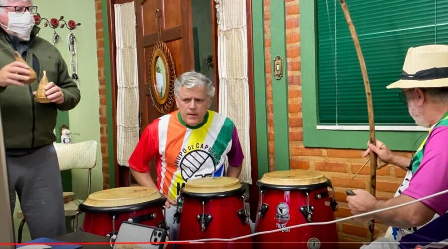 Orquestra Harmônica de Berimbaus: Universidade Livre de Estudos Culturais da Capoeira - Universidade da Capoeira - UNICAPOEIRA, Instituto de Educação Socioambiental - IESAMBI e Grupo de Capoeira Meia Lua - Fundado em 29 de maio de 1962. Xico - Francisco de Assis Couto Teixeira - Congas, Têvo - Estêvão Couto Teixeira - Flauta e Quinho - Henrique Couto Teixeira - Berimbau. Sala de Entrar, Tigüera 360, Juiz de Fora, Minas Gerais/MG, Brasil. Registro de Capoeira Mestre Polêmico - Professor João Couto Teixeira. IMG_9200. 1,71 GB. 19h35. Sábado, 03 de julho de 2021.