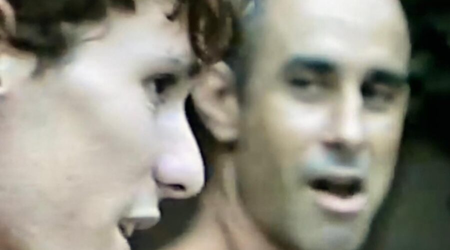 Ping-Pong: Torneio. Luiz Antônio Carvalho Letayf, Noely Antônio de Souza, David e André Teixeira Irsigler, Marcos Guimarães Teixeira e Elisa Teixeira de Souza - Cavaquinho. Banho - Louro. Célia e Henrique Couto Teixeira. Matriz, Quintal, Galpão, Rua Doutor José Cesário, Número 58, Bairro Passos, Bairro Bom Pastor, Juiz de Fora, Minas Gerais/MG, Brasil. Registro de Capoeira Mestre Polêmico - Professor João Couto Teixeira. 962,7 MB. 23h28. Segunda-feira, 31 de Dezembro de 2007. VTS_01_1.