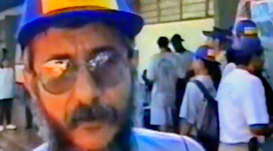 Projeto Margem: Segunda Aula de Campo. Professor Peter Faluhelyi, Diretor Mozart Cesário Filho e Governador Rodrigo Sobral Rollemberg. Universidade Livre de Estudos Culturais da Capoeira - Universidade da Capoeira - UNICAPOEIRA e Instituto de Educação Socioambiental - IESAMBI. Centro de Ensino Médio Setor Leste - CEMSL, Sindicato dos Professores - SINPRO, Setor de Provimento e Produção - SEPRO, Núcleo de Teleeducação - NUTEL, Centro de Recursos Tecnológicos - CRT, Secretaria de Estado de Educação - SEE, Brasília, Distrito Federal/DF, Brasil. Registro de Capoeira Mestre Polêmico - Professor João Couto Teixeira. 4,29 GB. 17h06. Terça-feira, 29 de Março de 1999.