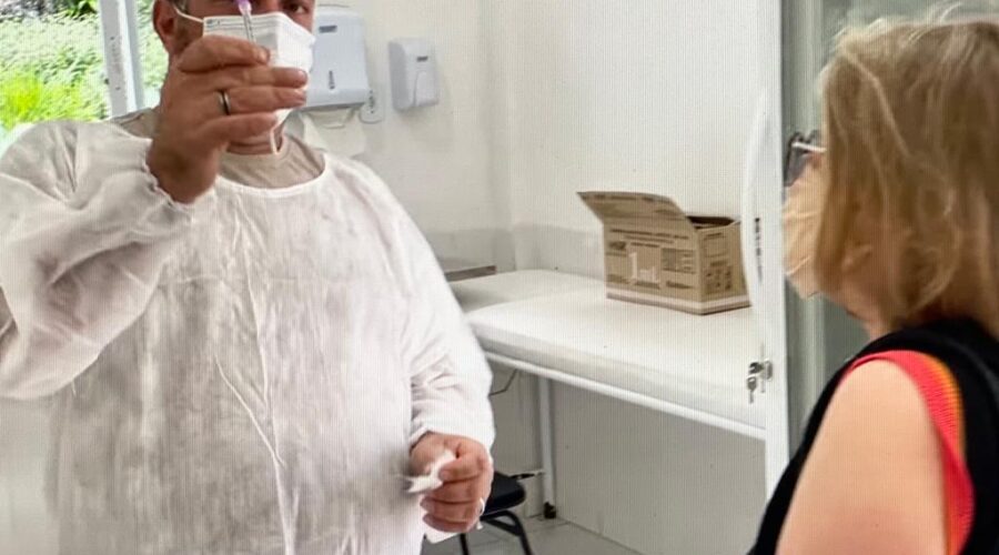 Salete Libardoni: Vacina Aztrazeneca. Posto de Saúde, Bairro de Lourdes, Juiz de Fora, Minas Gerais/MG, Brasil. Registro de Capoeira Mestre Polêmico - Professor João Couto Teixeira. IMG_8802. 80,4 MB. 10h27. Segunda-feira, 14 de Junho de 2021.