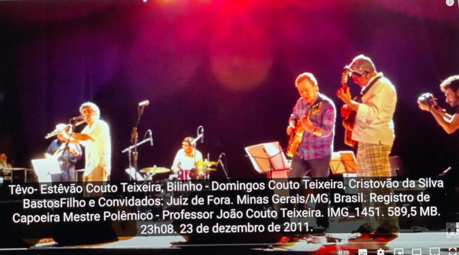 Têvo- Estêvão Couto Teixeira, Bilinho - Domingos Couto Teixeira, Cristovão da Silva BastosFilho e Convidados: Juiz de Fora. Minas Gerais/MG, Brasil. Registro de Capoeira Mestre Polêmico - Professor João Couto Teixeira. IMG_1451. 589,5 MB. 23h08. 23 de dezembro de 2011.