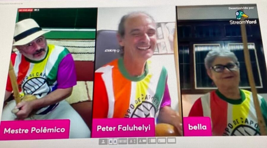 Orquestra Harmônica de Berimbaus: Universidade Livre de Estudos Culturais da Capoeira - Universidade da Capoeira - UNICAPOEIRA, Grupo de Capoeira Meia Lua - Fundado em 29 de maio de 1962 e Instituto de Educação Socioambiental - IESAMBI. Berimbaus - Toque Angola e Variações. Seu Chofer, Nova Técnica de Contagem com Apenas Um Tempo Por Vez (1, 2, 3 e 4). Peter Faluhelyi e Bella - Maria Izabel Melotti Xible. Sala de Entrar, Tigüera 360, Juiz de Fora, Minas Gerais/MG, Brasil. Registro de Capoeira Mestre Polêmico - Professor João Couto Teixeira. IMG_2701. 4,9 GB. 19h37. Quinta-feira , 09 de Dezembro de 2021.