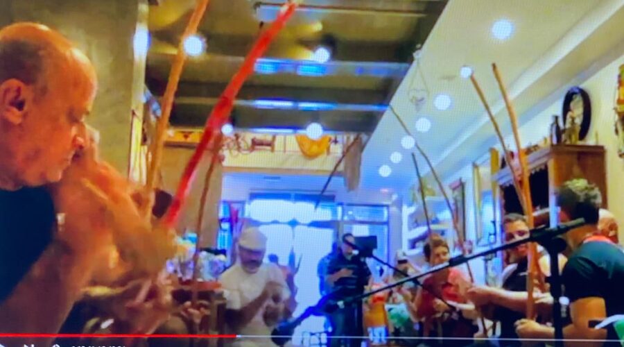 Universidade Livre de Estudos Culturais da Capoeira - Universidade da Capoeira - UNICAPOEIRA, Instituto de Educação Socioambiental - IESAMBI e Grupo de Capoeira Meia Lua - Fundado em 29 de Maio de 1962: Orquestra Harmônica de Berimbaus. Capoeira Mestres Angoleiro, Hélio Tabosa de Moraes, Dom Ivan Zacarias Guimarães Gobbo, Bartolomeu Vieira das Chagas, Polêmico - Professor João Couto Teixeira, Marinheiro - Luiz Augusto, Baleado - Ribamar Torres Arruda, Peter Faluhelyi, Laura Cavalieri Bisio, Bella - Maria Isabel Melotti Xible e Convidados. Restaurante Empório Tropical, Brasília, Distrito Federal/DF, Brasil. Registro de Capoeiras Estrela Dalva - Artista Plástica e Cineasta Salete Libardoni e Mestre Dom Ivan Zacarias Guimarães Gobbo. 16,73 GB. IMG_1134. 10h42. Sábado, 11 de Abril de 2015. HD 720p.