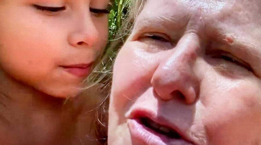 Caio de Souza Irsigler e Salete Libardoni: Jardim e Quintal Baixo. Portão Rua Regina Ladeira Halfeld, Tigüera 360, Juiz de Fora, Minas Gerais/MG, Brasil. Registro de Capoeira Mestre Polêmico - Professor João Couto Teixeira. IMG_2992. 1,41 GB. 11h59. Sábado, 23 de Outubro de 2021. HD 1080p.