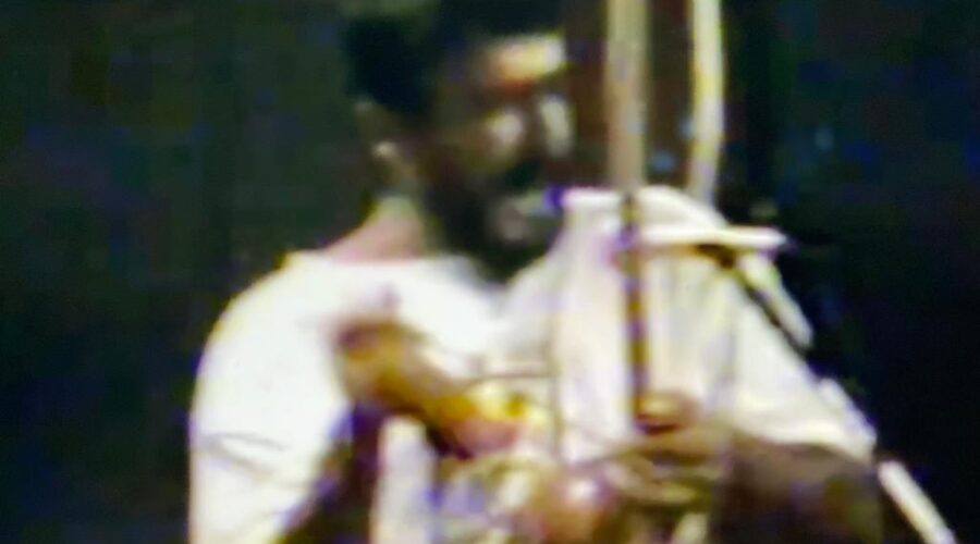 Universidade Livre de Estudos Culturais da Capoeira - Universidade da Capoeira - UNICAPOEIRA, Instituto de Educação Socioambiental - IESAMBI e Grupo de Capoeira Meia Lua - Fundado em 29 de Maio de 1962. Lançamento CD "Capoeira 500 Anos - Angola e Regional". Mestres Polêmico - Professor João Couto Teixeira e Alexandre José Ribeiro de Amorim, Estêvão Couto Teixeira, Henrique Couto Teixeira, David Teixeira Irsigler e Capoeira Mestres Convidados. Espaço Cultural Bernardo Mascarenhas, Bairro Centro, Juiz de Fora, Minas Gerais/MG, Brasil. Registro de Capoeira Perigosa - Marialú. 3,81 GB. Terça-feira, 28 de Março de 2000.